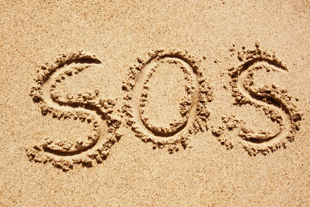 s.o.s写在一个岛屿的沙子上，海洋在迪斯