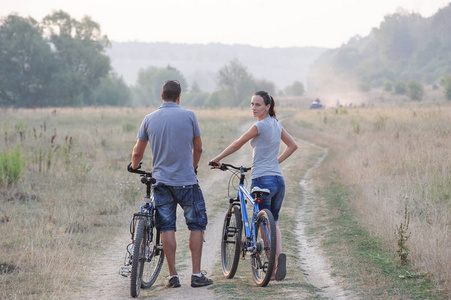 快乐与自行车在农村的年轻夫妇
