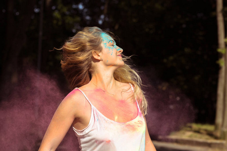 风吹起长发图片