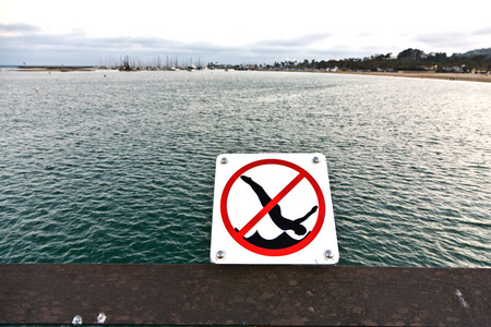 从圣巴巴拉的码头跳下是被禁止的