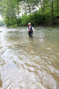 男子在河里钓鳟鱼