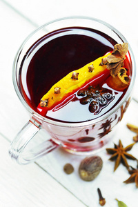 传统的冬热葡萄酒与香料和圣诞装饰