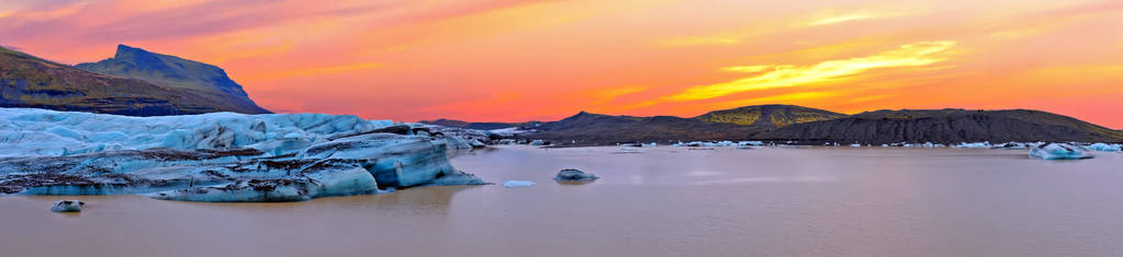 Jokulsarlon 冰湖在冰岛在日落