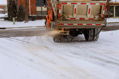 市政车洒半盐和沙子在路用雪