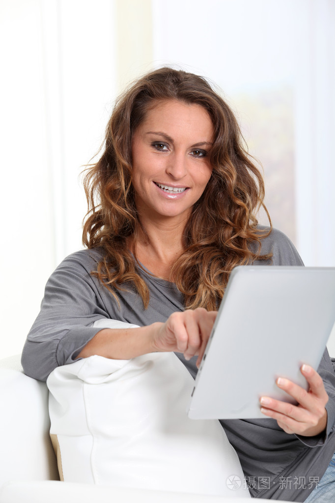 带电子平板电脑的美女