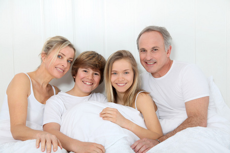 和睦的家庭(指同处一栏的不同种类的动物)照片