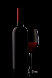 瓶用红酒和玻璃在红色渐变