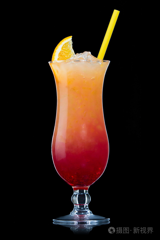 龙舌兰日出鸡尾酒孤立在黑色