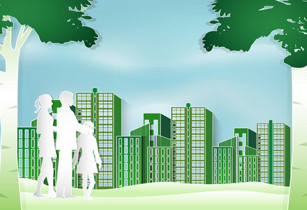 家庭站在公园和绿色建筑城市生活方式