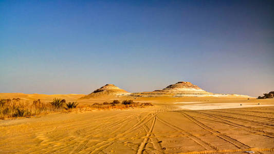埃及锡瓦绿洲周围的大沙海全景景观