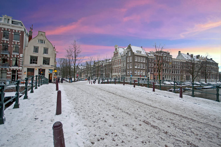 雪荷兰阿姆斯特丹的冬季日落