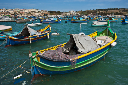 Luzzu在Marsaxlokk渔村的传统眼船