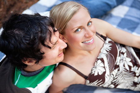 年轻夫妇在野餐毯上放松