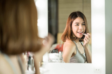 年轻美丽的亚洲女性化妆近镜