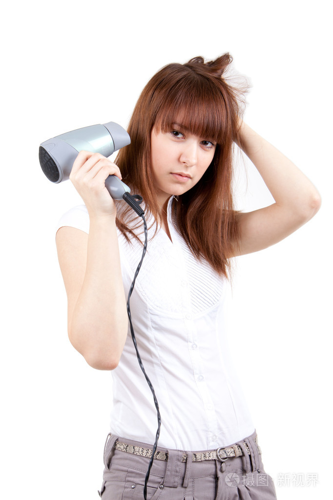 带吹风机的年轻女子