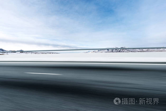 空的沥青路面与雪山