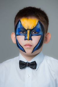 一个画着脸的小哈萨克男孩.脸部彩绘照片