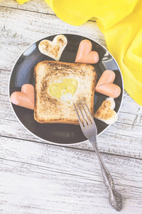 早餐为庆祝情人节与香肠和蛋在面包心脏形状