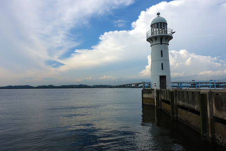 莱佛士码头灯塔位于新加坡岛的西端, 标志着柔佛海峡的入口处。