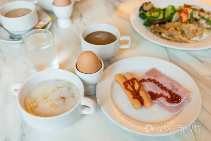 米饭粥早餐在桌上