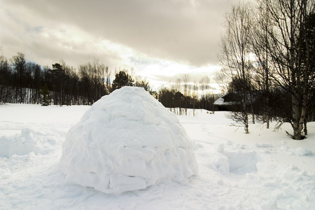 雪块砌成的圆顶小屋