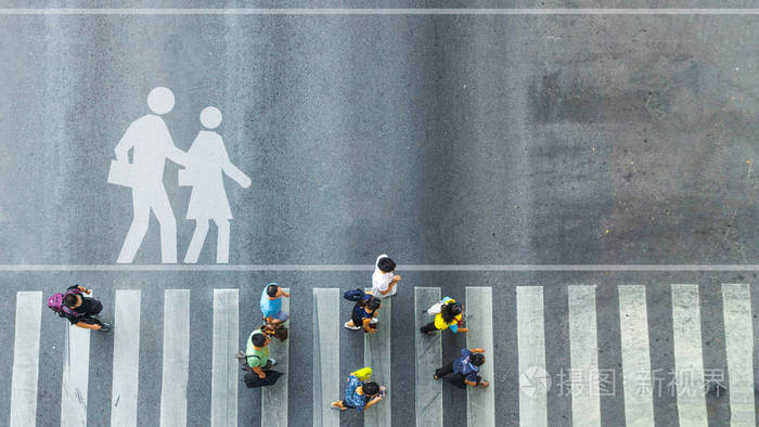 人群在人行横道人行道上行走的 walkwa