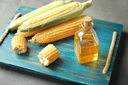 玉米油与原始棒子玻璃瓶