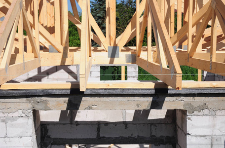 木屋架桁架和框架房屋屋顶照片