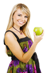 开朗的年轻女人拿着新鲜的自由苹果