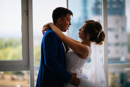 新娘和新郎在背景上的清除窗口