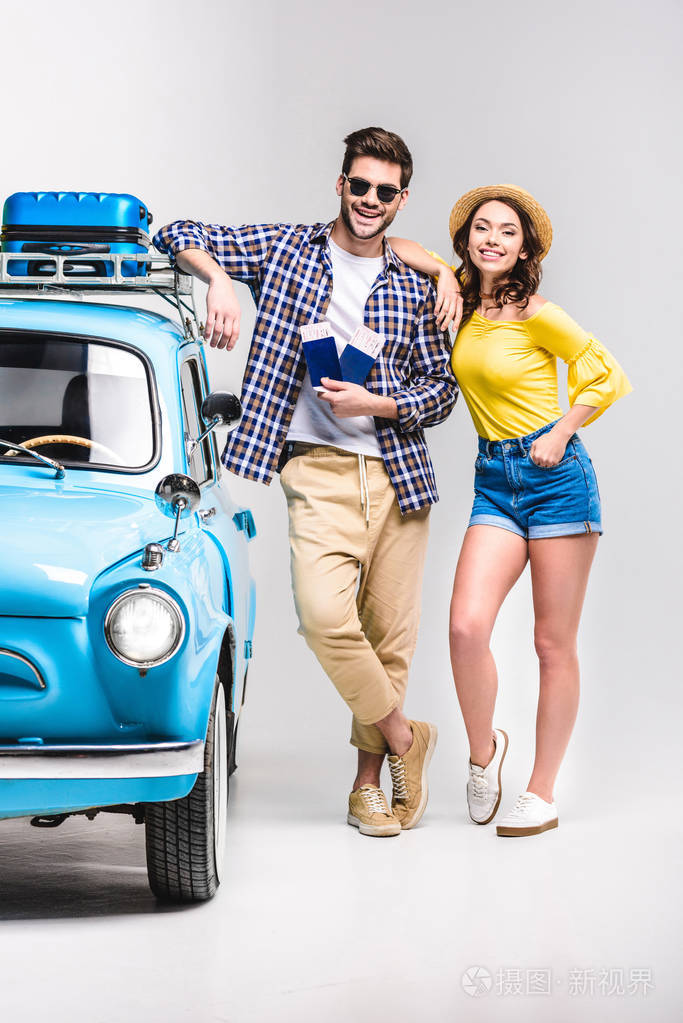 站在车旁的旅客照片-正版商用图片02nbz4-摄图新视界