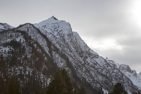 山风景。高高的岩石在风景如画的峡谷, 冬天, 白云在蓝天白云。北高加索的狂放的自然