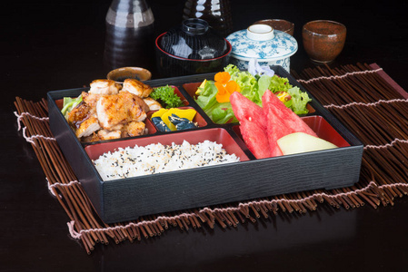 日本料理。午餐盒套餐的背景