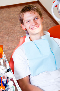 牙科椅上的快乐病人图片
