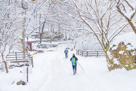 雪和徒步旅行者在山中的冬季景观