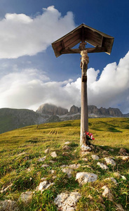 十字架在帕苏丰杜 Pordoi 以奇怪的云彩形成和蝶鞍断层块, 省波尔查诺Bozen, 意大利, 欧洲