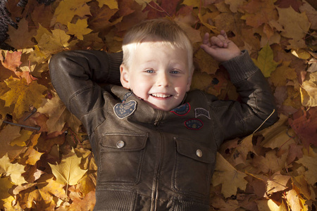 一个年轻的男孩在飞行员皮夹克的肖像