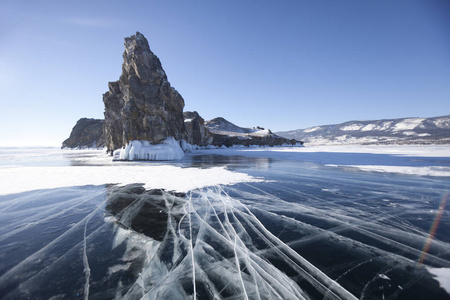 在冰中的裂缝。贝加尔湖，Oltrek 岛。冬季景观
