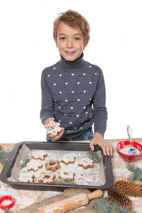 男孩少年烹调, 面包, 饼干为圣诞节