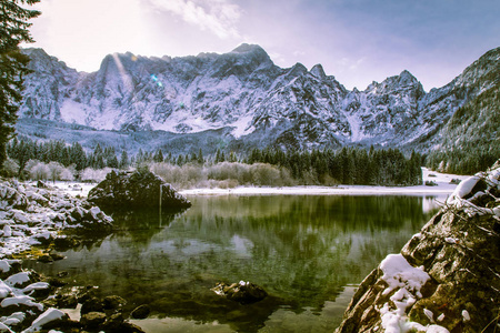 第一场雪在山下湖