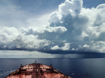 一艘在印度洋航行的油轮正面临即将到来的暴风雨