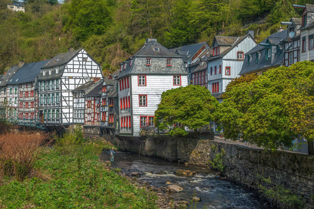 Monschau，德国 Rur 河边的房子