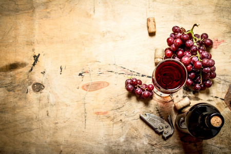 红葡萄酒，葡萄和软木塞