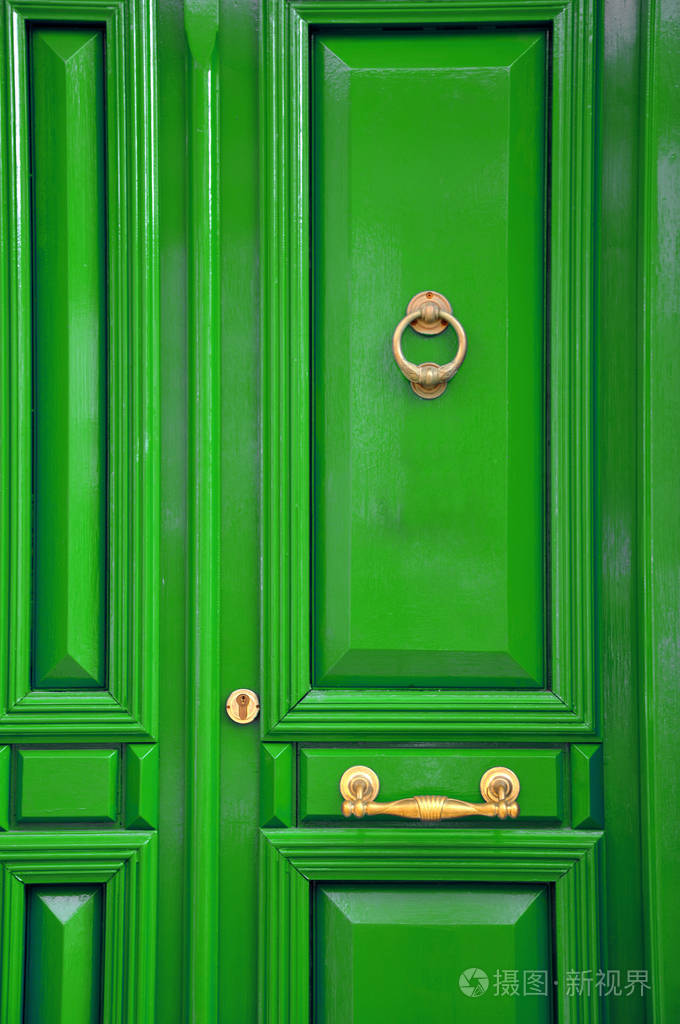 绿色门与金黄细节