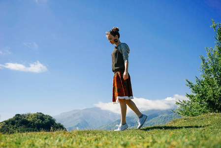 可爱的年轻女孩旅行, 享受温暖的夏天自然