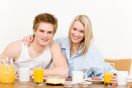 早餐对快乐的夫妻享受浪漫的早晨