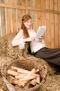 阅读本书在谷仓里的年轻浪漫女人