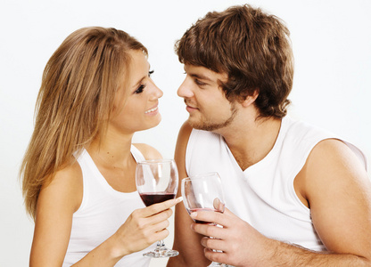性格开朗的年轻夫妇，喝红酒