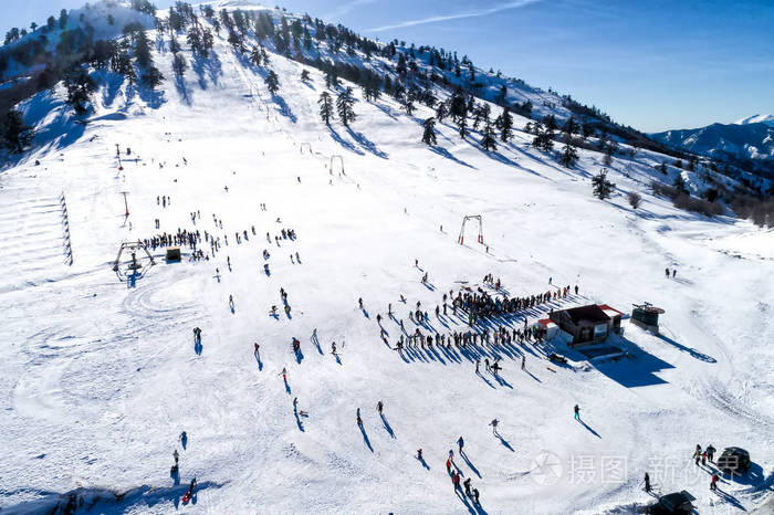 山岭滑雪胜地 Vasilitsa 上的滑雪者鸟瞰图