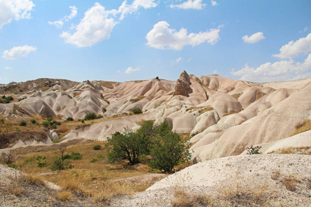在 Gereme 和 Uchisar 之间的 Zemi 山谷的尽头的岩石形成。土耳其